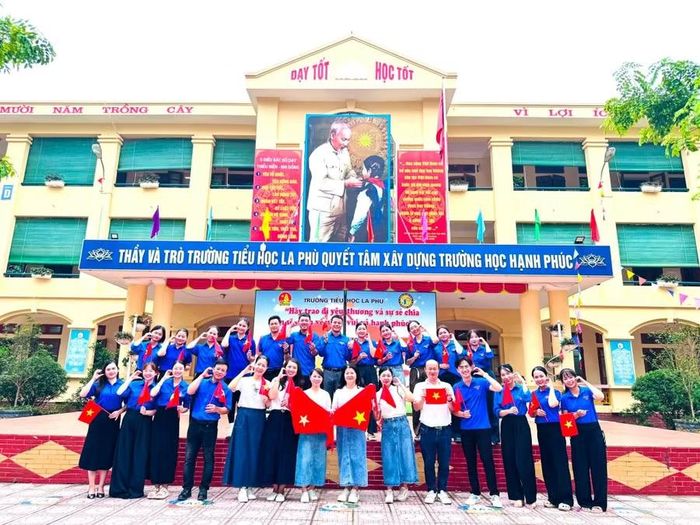Cán bộ, giáo viên, nhân viên Trường Tiểu học La Phù chào đón ngày 2/9.