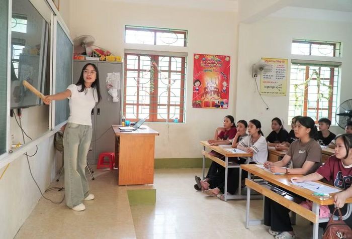 Nguyễn Thị Huyền và lớp học Tiếng Trung miễn phí ở làng quê Đại Đồng, Nghệ An. Ảnh: Hồ Lài