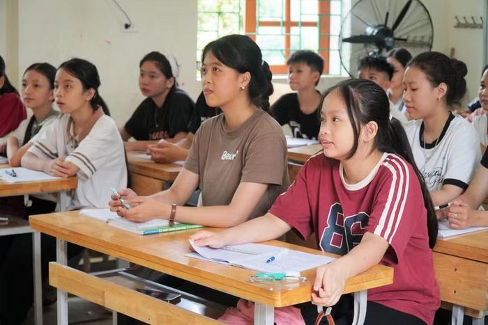 Các học viên của dự án tiếng Trung về làng tại xã Đại Đồng, Nghệ An. Ảnh: Hồ Lài