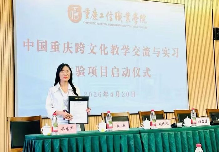Nguyễn Thị Huyền làm phiên dịch trong cuộc làm việc giữa Học viện công nghệ thông tin Trùng Khánh, Đại học Thành Đông và Cao đẳng công nghệ Sài Gòn. Ảnh: NVCC