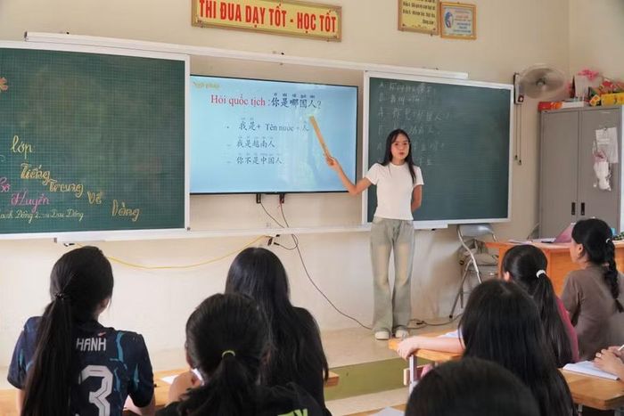 Quá trình học đại học ngành ngôn ngữ Trung, Huyền đã làm thêm nhiều công việc như dịch phim ngắn, làm phiên dịch thời vụ trong khu công nghiệp, gia sư tiếng Trung...