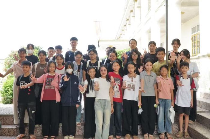 Bên cạnh dạy tiếng Trung, thông qua lớp học, Huyền cũng muốn chia sẻ câu chuyện của bản thân, truyền cảm hứng về tinh thần vượt qua hoàn cảnh. Ảnh: Hồ Lài