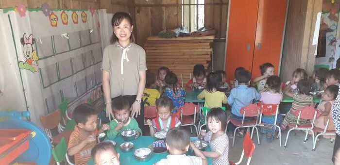 Một bữa ăn trưa của học sinh mầm non ở vùng cao Điện Biên (Ảnh tư liệu).
