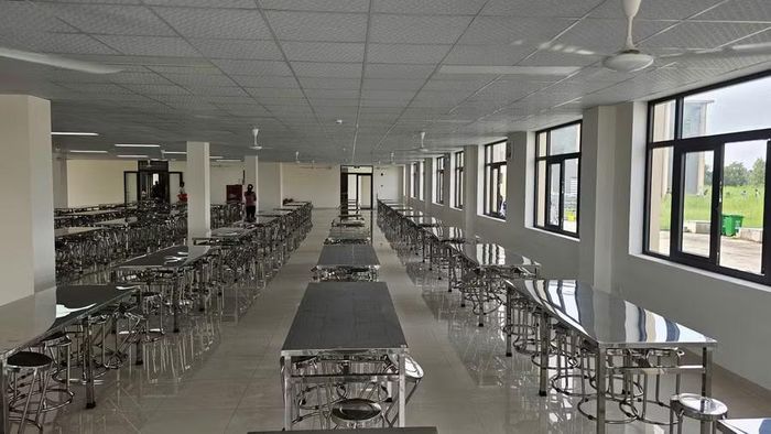 Nhà ăn sạch sẽ đáp ứng bữa ăn cho hàng ngàn học sinh.
