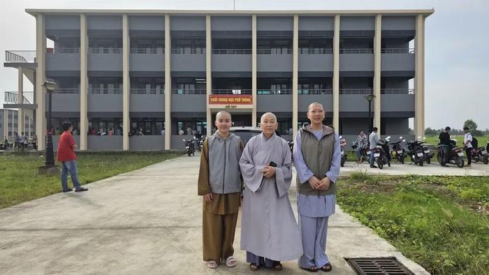 Ni trưởng Trần Thị Huệ Liễu đưa cháu Tuệ Anh (bên trái) đến nhập học.