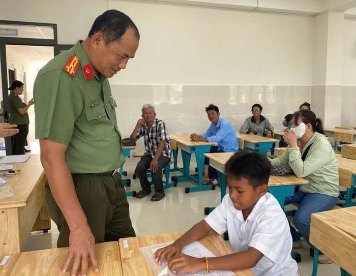 Thượng tá Trần Văn Tiển, Hiệu trưởng Trường Văn hoá Công an nhân dân III thăm hỏi học sinh ngày đầu nhập học.