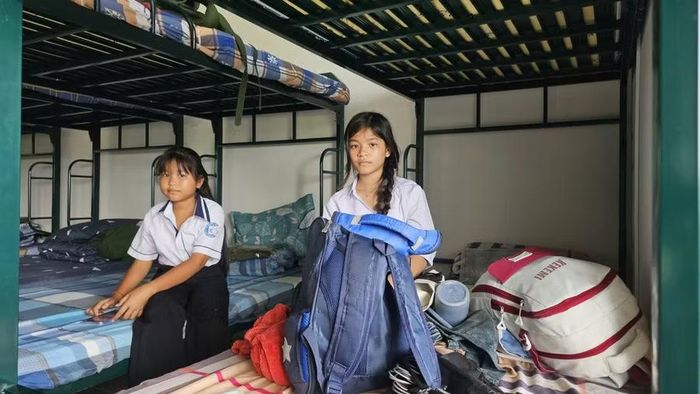 Ký túc xá dành cho các em được trang bị giường, nệm, gối đầy đủ.