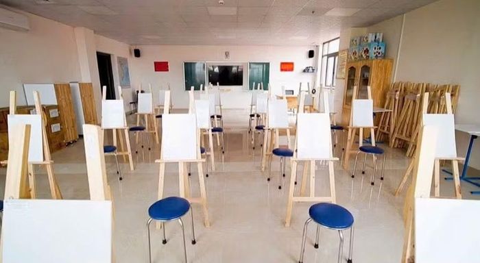 Học sinh có phòng học hội họa riêng.