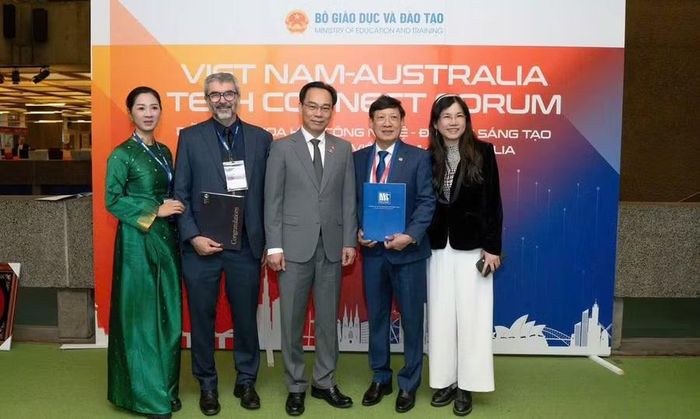Bộ trưởng Bộ GD&ĐT Hoàng Minh Sơn cùng đại diện Trường Đại học Sư phạm Nghệ thuật Trung ương và Hội đồng Khảo thí Âm nhạc Quốc gia Australia tại chuyến công tác tại Australia vào tháng 8/2026
