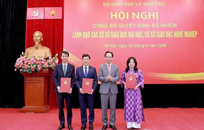 Bộ trưởng Bộ GD&ĐT Hoàng Minh Sơn trao Quyết định bổ nhiệm Ban Giám hiệu Trường ĐH Sư phạm Nghệ thuật Trung ương.
