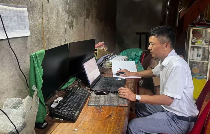 Thầy Nguyễn Ngọc Sơn sinh hoạt trong căn phòng tạm ở cạnh trường.