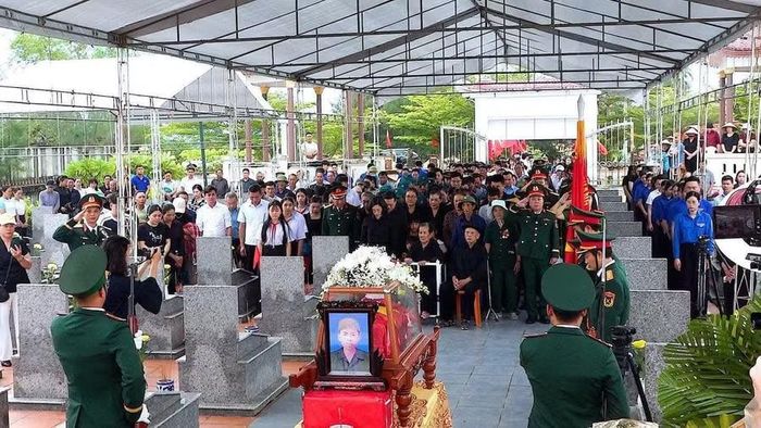 Lễ truy điệu liệt sĩ được tổ chức trang trọng, đúng nghi thức.