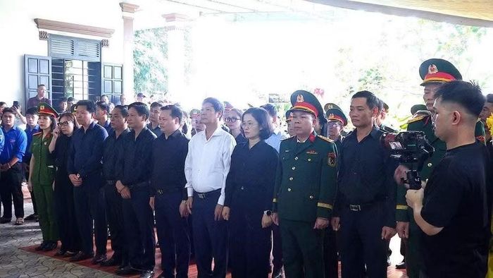 Cán bộ và Nhân dân tổ chức lễ viếng, tưởng nhớ liệt sĩ.