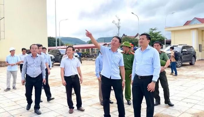 Ông Nguyễn Đức Tâm, Chủ tịch UBND tỉnh Quảng Ngãi kiểm tra việc chuẩn bị tổ chức Lễ Khai giảng năm học 2026-2027 và khánh thành 4 Trường Phổ thông nội trú liên cấp Tiểu học - THCS tại các xã biên giới. Ảnh: Cổng TTĐT tỉnh Quảng Ngãi