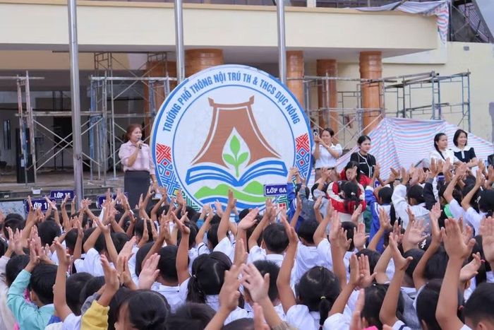 Học sinh háo hức trong ngày tựu trường. Ảnh: Nguyễn Thị Liên