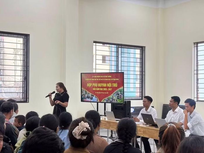 Trường Phổ thông nội trú liên cấp Tiểu học - THCS xã Dục Nông tổ chức họp phụ huynh có con học nội trú. Ảnh: Nguyễn Thị Liên