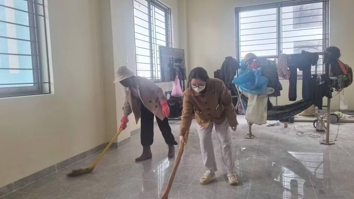 Thầy, cô giáo Trường Phổ thông nội trú liên cấp Tiểu học - THCS xã Dục Nông đang dọn dẹp để đón học sinh. Ảnh: Nguyễn Thị Liên