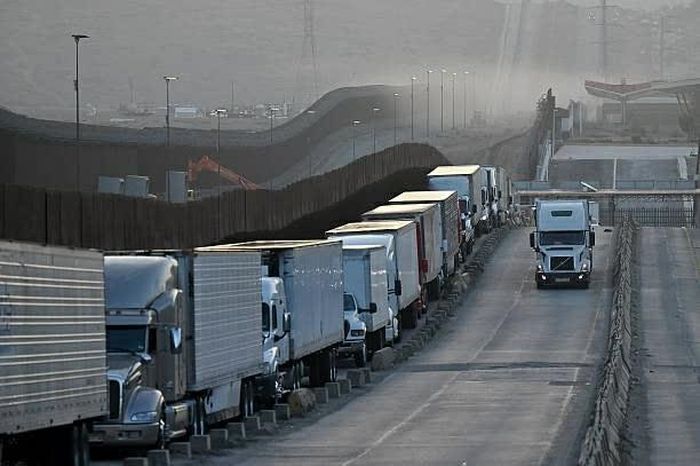 Đoàn xe đầu kéo tại cửa khẩu Otay Mesa, biên giới Mỹ-Mexico, bang Baja California, Mexico. (Nguồn: Getty Images)