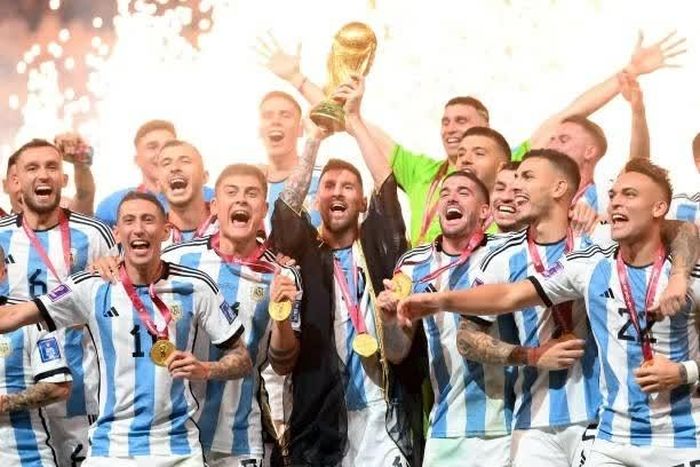 Lionel Messi nâng cao chiếc cúp vô địch World Cup 2022 sau trận chung kết giữa Argentina và Pháp tại sân vận động Lusail, Qatar, ngày 18/12/2022. (Nguồn: Getty Images)