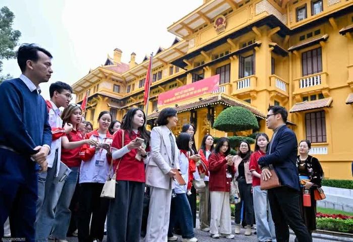 Đại diện Văn phòng Bộ giới thiệu với các sinh viên về lịch sử tòa nhà Bộ Ngoại giao. (Ảnh: Nguyễn Hồng)