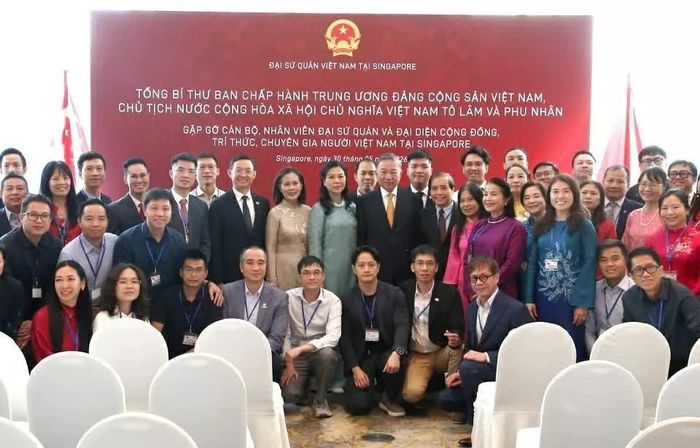 Đại diện cộng đồng, chuyên gia, trí thức và sinh viên Việt Nam vinh dự chào đón Tổng Bí thư, Chủ tịch nước Tô Lâm, Phu nhân cùng Đoàn đại biểu cấp cao tại Singapore, ngày 30/5/2026. (Nguồn: Ban Liên lạc Người Việt Nam tại Singapore)