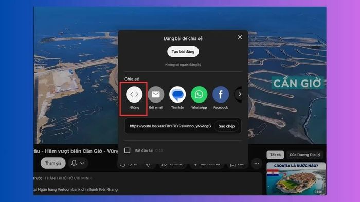 Chọn Nhúng (Embed) để hiển thị đoạn mã HTML của video.