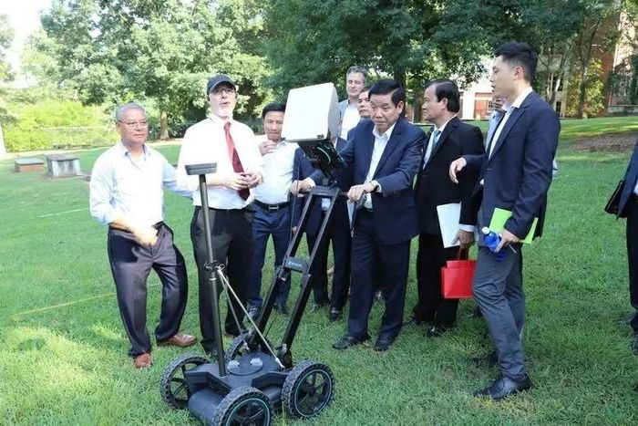 Đại học Georgia (Hoa Kỳ) giới thiệu giải pháp công nghệ mới liên quan đến việc tìm kiếm, thu hồi hài cốt liệt sĩ. (Nguồn: Bộ Quốc phòng)