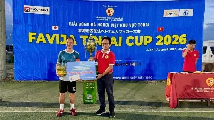 Ông Đỗ Quang Ba, Chủ tịch FAVIJA trao giải cho Cầu thủ xuất sắc. (Ngu