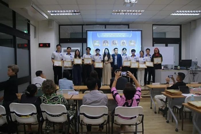 Hội Sinh viên Việt Nam tại Thái Lan tuyên dương các cá nhân của Hội. (Nguồn: BTC)