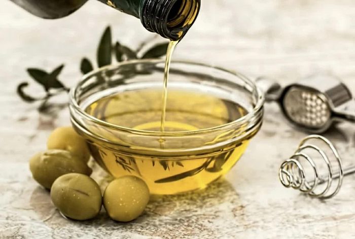 Dầu ô liu là nguồn chất béo không bão hòa, thường được khuyến nghị sử dụng thay cho các loại chất béo bão hòa. (Nguồn: Pexels)