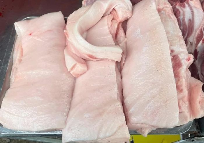Mỡ động vật chứa nhiều chất béo bão hòa, nếu tiêu thụ quá mức có thể làm tăng cholesterol xấu và nguy cơ tim mạch. (Nguồn: Vietnamnet)