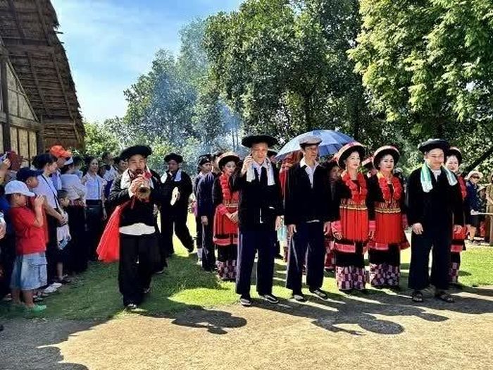 Lễ đưa - đón dâu diễn ra với âm thanh kèn, trống và màn đối đáp giữa đại diện nhà trai, nhà gái. (Nguồn: BTC)