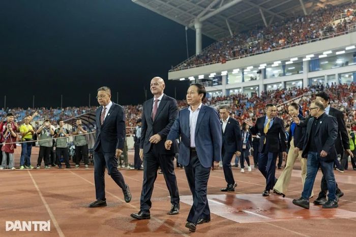 Chủ tịch FIFA Gianni Infantino dự khán chung kết ASEAN Cup 2026, hòa vào không khí sôi động và chứng kiến tuyển Việt Nam đăng quang tại Mỹ Đình. (Nguồn: Dân trí)