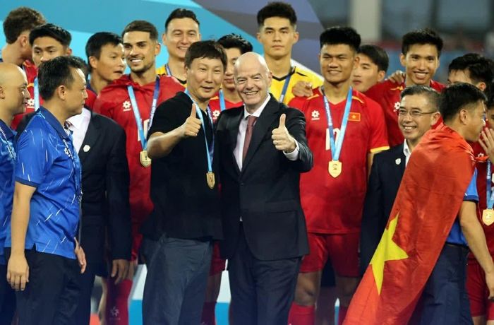 Chủ tịch FIFA Gianni Infantino chúc mừng tuyển Việt Nam vô địch. (Nguồn: Vietnamnet)