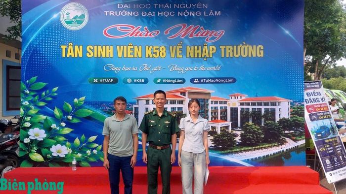 Cán bộ Đồn Biên phòng Sì Lờ Lầu trực tiếp đưa em Phàn Mỹ Hoa đến trường, hỗ trợ em hoàn tất thủ tục nhập học. Ảnh: Phúc Bá