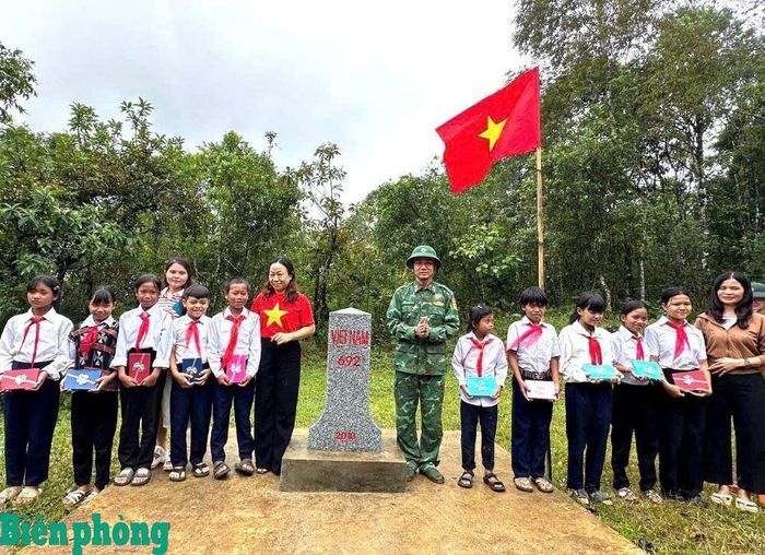 Đồn Biên phòng Ga Ry, Bộ đội Biên phòng thành phố Đà Nẵng tổ chức nghi lễ chào cột mốc và trao tặng học bổng cho học sinh nghèo vượt khó trước thềm năm học mới. Ảnh: Nguyễn Hòa Bình