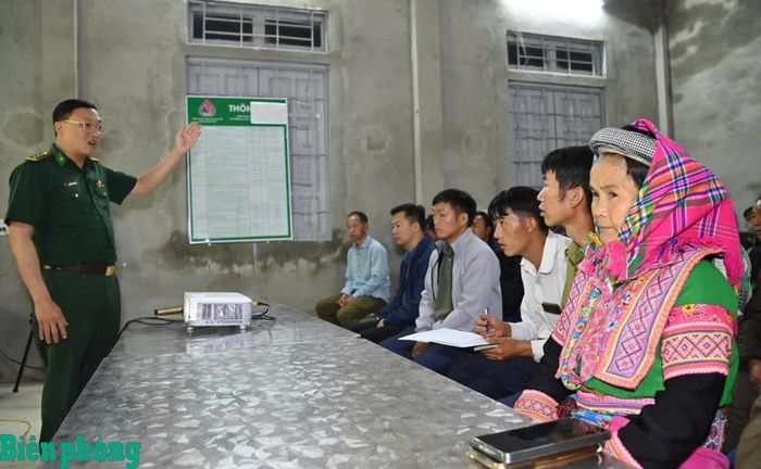 Cán bộ Bộ đội Biên phòng tỉnh Lai Châu tuyên truyền, vận động người dân bản Ngài Thầu tham gia mô hình trồng sâm Lai Châu. Ảnh: Đức Duẩn