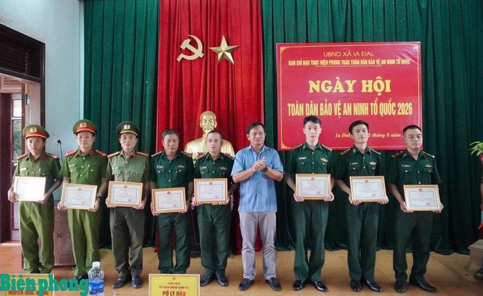 Ủy ban nhân dân xã Ia Đal trao thưởng cho lực lượng tham gia triệt phá tụ điểm ma túy tại thôn Suối Lau. Ảnh: Trúc Hà