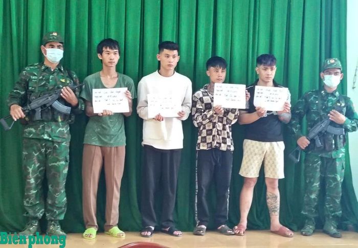 Các đối tượng bị bắt giữ khi tham gia sử dụng trái phép chất ma túy. Ảnh: Trúc Hà