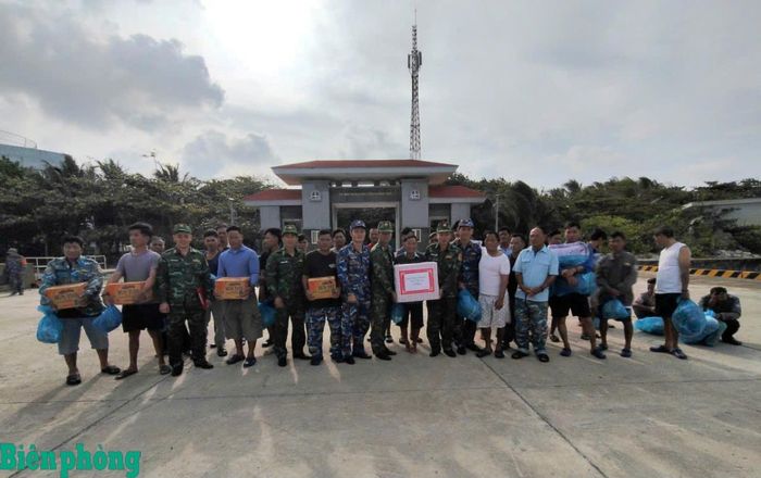 Đồn Biên phòng Trường Sa tặng quà, động viên các thuyền viên bị nạn. Ảnh: Văn Tân