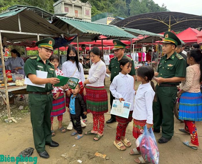 Cán bộ Đồn Biên phòng Sơn Vĩ, Bộ đội Biên phòng tỉnh Tuyên Quang tuyên truyền pháp luật, vận động nhân dân khu vực biên giới tích cực tham gia bảo đảm an ninh, trật tự dịp Quốc khánh 2/9. Ảnh: Kim Khánh