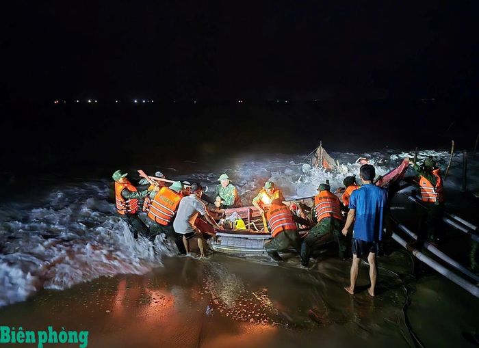 20 cán bộ, chiến sĩ Đồn Biên phòng Hải An xuyên đêm hỗ trợ ngư dân đưa 4 thuyền đánh cá và ngư lưới cụ về nơi an toàn. Ảnh: Hoài Nam