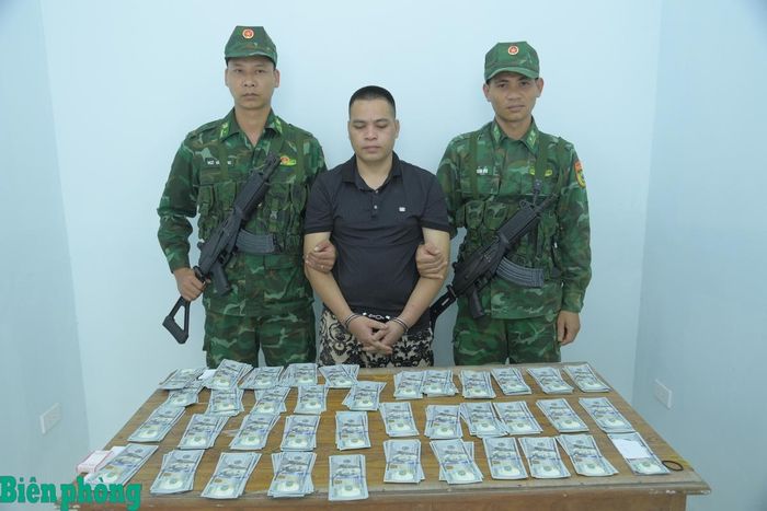 Đối tượng Trần Văn Phúc và tang vật. Ảnh: Minh Linh