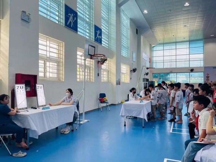Trường Tiểu học Vạn Bảo khám sức khoẻ đầu năm học cho học sinh. Ảnh: Website nhà trường
