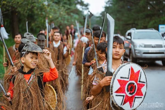 Các nghệ nhân và các em nhỏ với màn hóa trang đặc sắc tại lễ hội