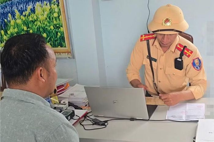 Lực lượng CSGT làm việc với tài xế H. (ảnh CAGL)