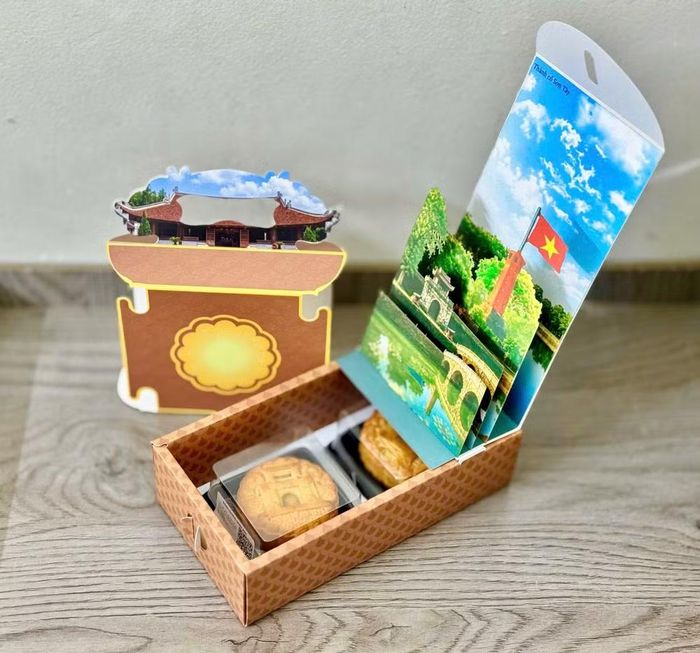 Các sản phẩm lấy cảm hứng từ Văn Miếu Sơn Tây nhắc nhớ truyền thống hiếu học, trong khi hình ảnh Thành cổ gắn với những dấu ấn lịch sử của vùng đất xứ Đoài. Ảnh: NVCC