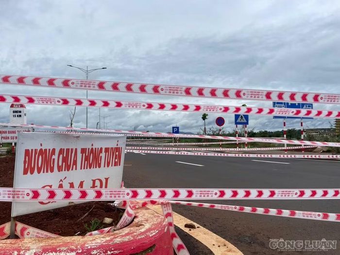 Dù vậy nhiều ô tô vẫn cố tình lưu thông trên tuyến