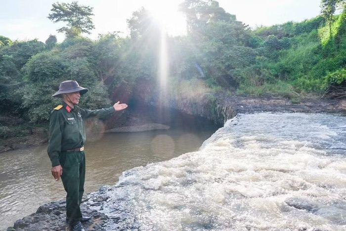 Theo những người cựu chiến binh, lòng hang giữa dòng thác được tận dụng làm nơi trú ẩn, chăm sóc thương binh và làm hậu cứ cho lực lượng quân y (ảnh V.Y)
