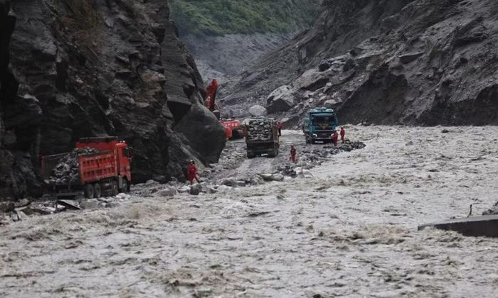 Lực lượng cứu hộ đang sửa chữa một đoạn quốc lộ ở huyện Gyirong, Khu tự trị Tây Tạng, tây nam Trung Quốc. Ảnh: Tân Hoa Xã